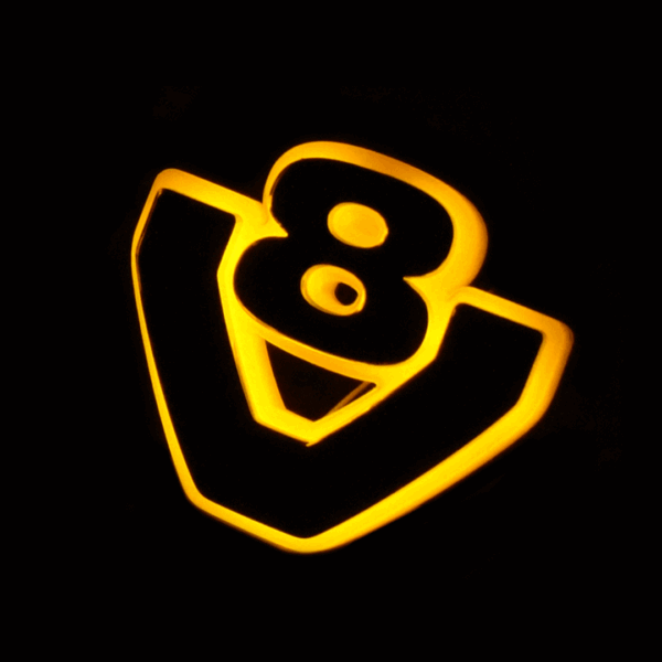 EMBLEMA V8 RETROILLUMINATO - BASE LUMINOSA - immagine 3